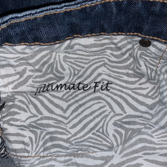 Chico’s Platinum Denim Capris — Chico’s Size 1 (M/8) — Ultimate Fit - Picture 7 of 7